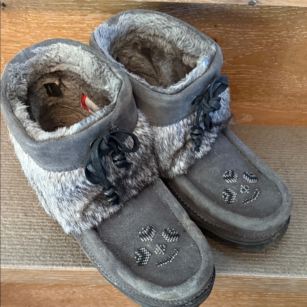 Manitobah Mukluks Arrow Suede Keewatin Mukluks size 9